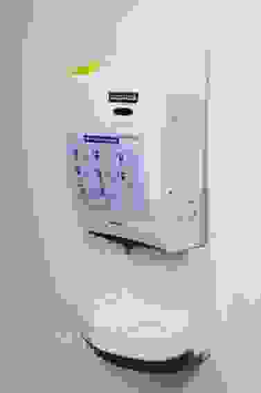 Дезинфектор для рук бесконтактный настенный объемом 1.5 л с амортизатором Kocateq HS BIOPROTECT PRO